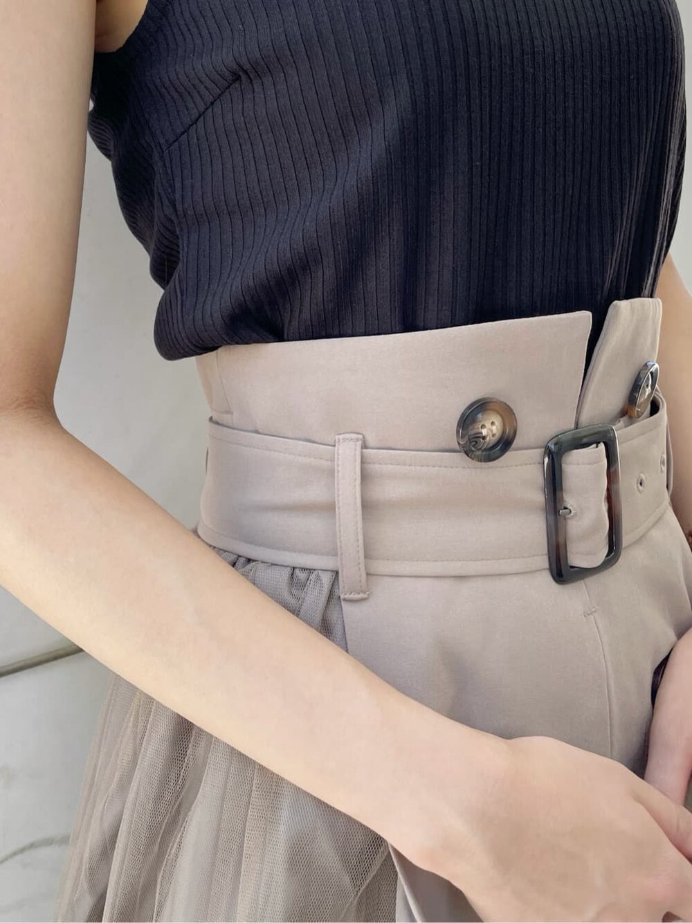 ブラック系のサンダル、ブラック系のTシャツ/カットソー、ベージュ系のスカートを着用したレディースの夏コーディネートの8枚目の写真