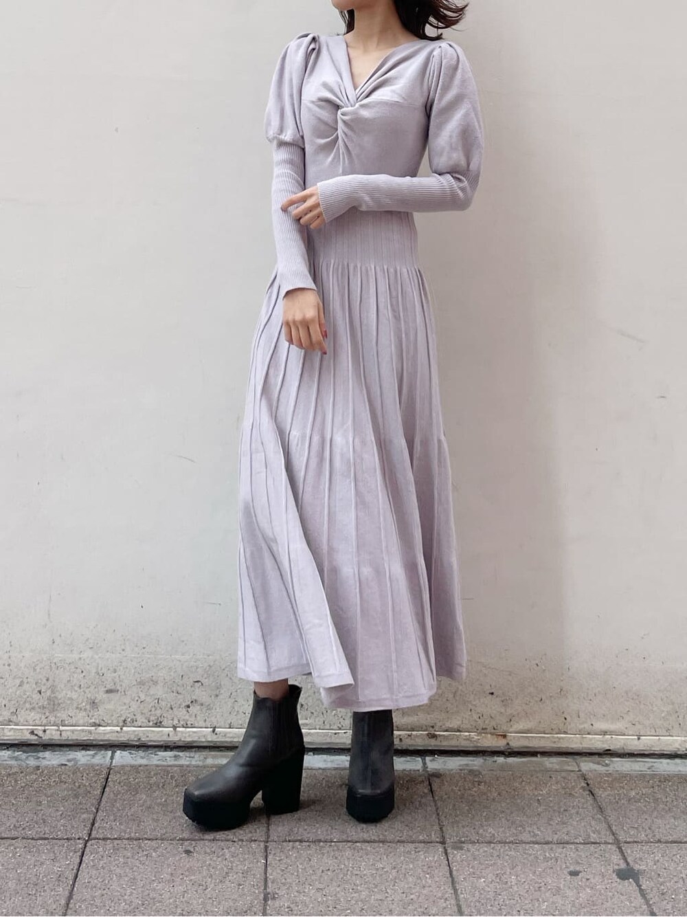 ホワイト系のダウンジャケット/コート、グレー系のブーツ、ブルー系のワンピースを着用したレディースの冬コーディネートの3枚目の写真