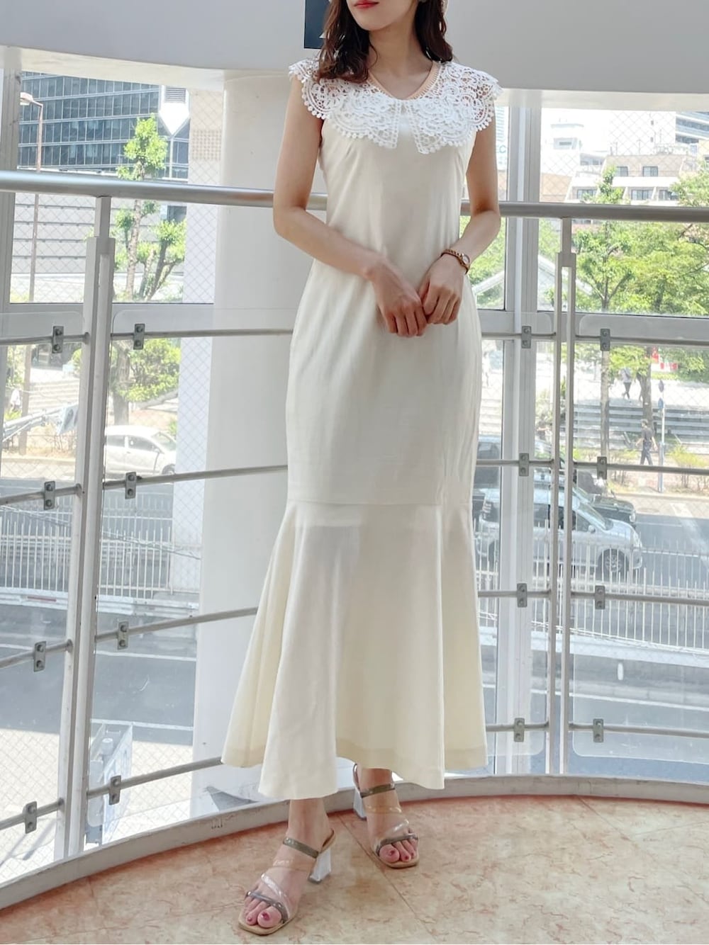 ホワイト系のワンピース、その他のサンダル、オレンジ系のニット/セーターを着用したレディースの夏コーディネートの4枚目の写真