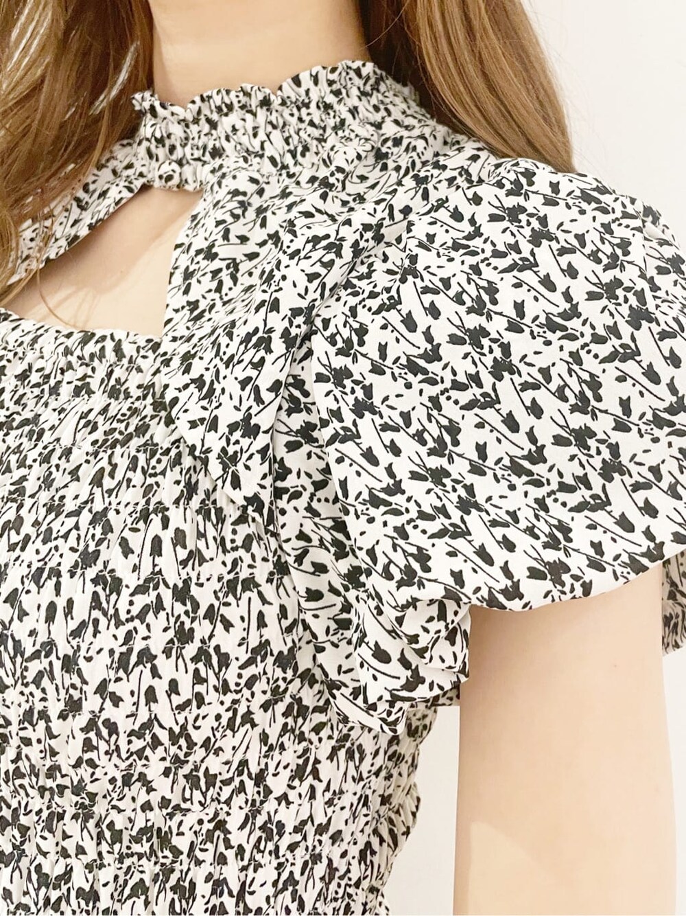 ホワイト系のワンピース、ピンク系のパンプスを着用したレディースの夏コーディネートの7枚目の写真