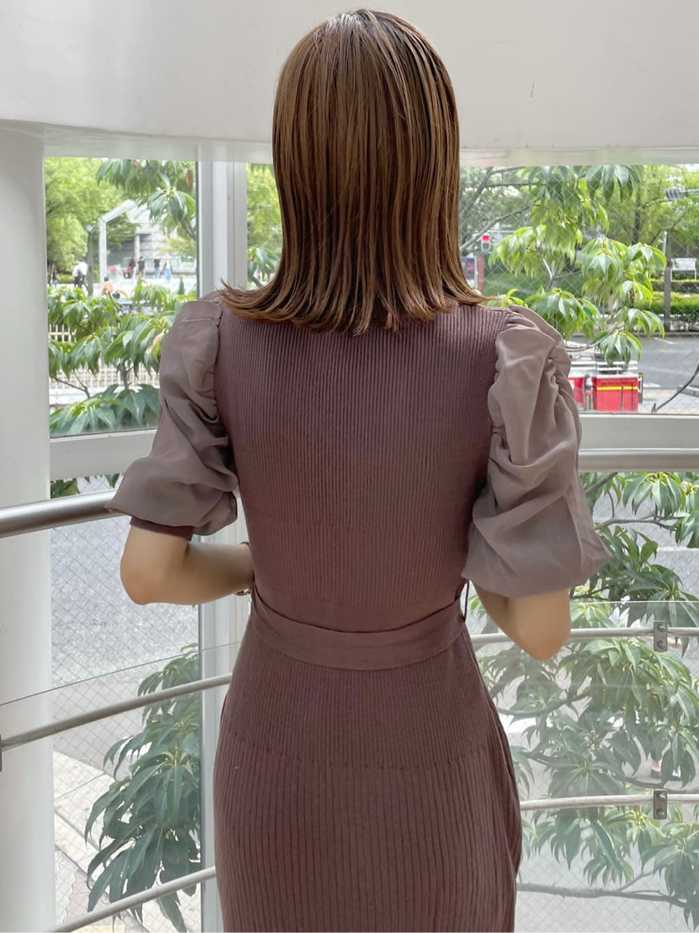 ブラウン系のワンピース、ブラック系のブーツを着用したレディースの秋コーディネートの7枚目の写真