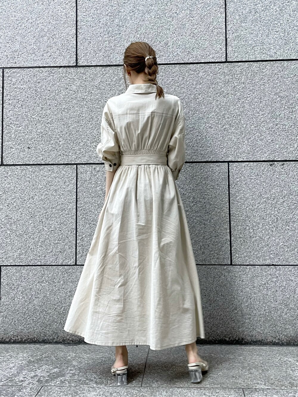 グリーン系のショルダーバッグ、ホワイト系のワンピース、その他のサンダルを着用したレディースの夏コーディネートの3枚目の写真