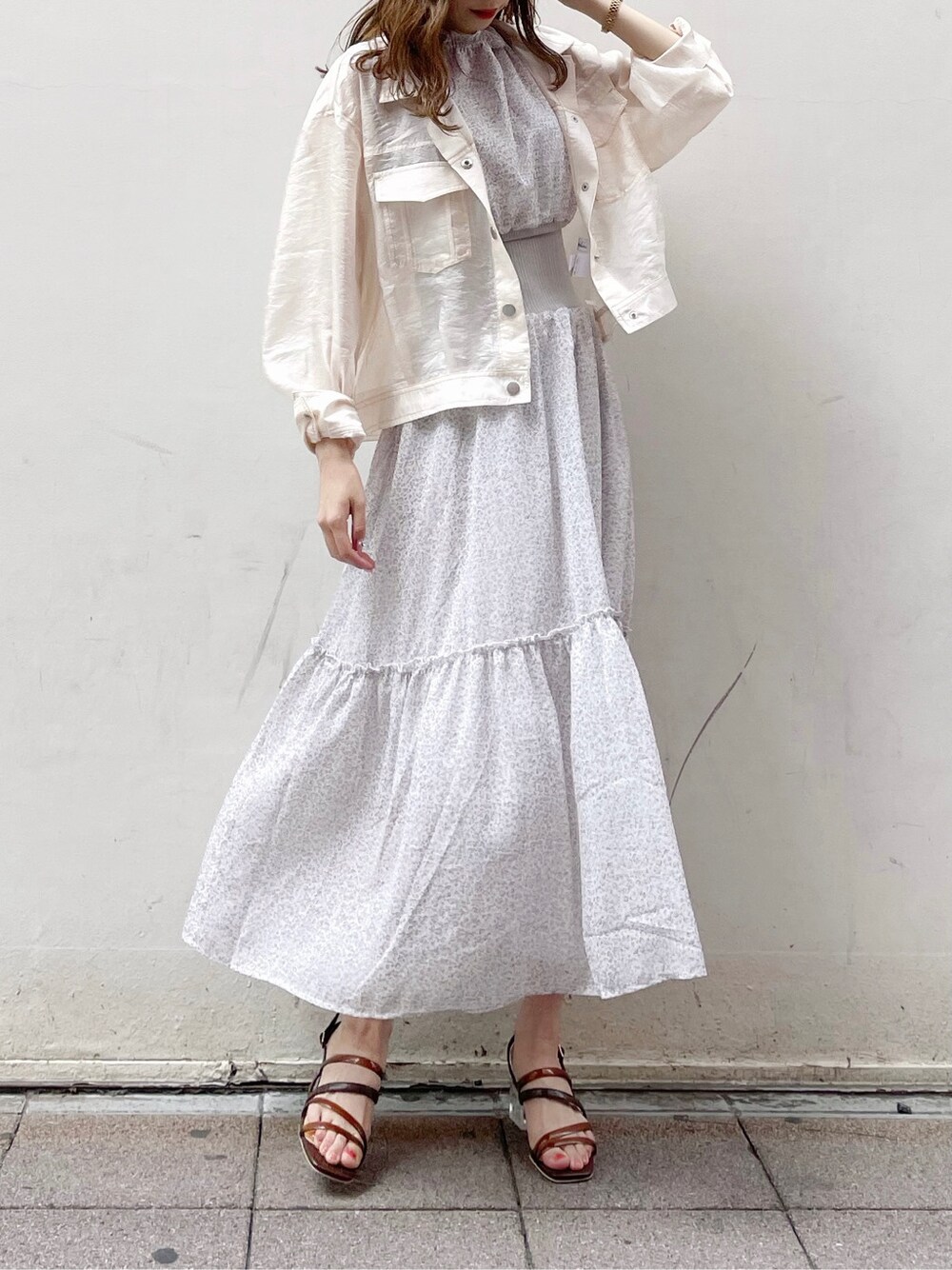 ベージュ系のブルゾン、ホワイト系のワンピース、ブラウン系のサンダルを着用したレディースの春コーディネートの9枚目の写真