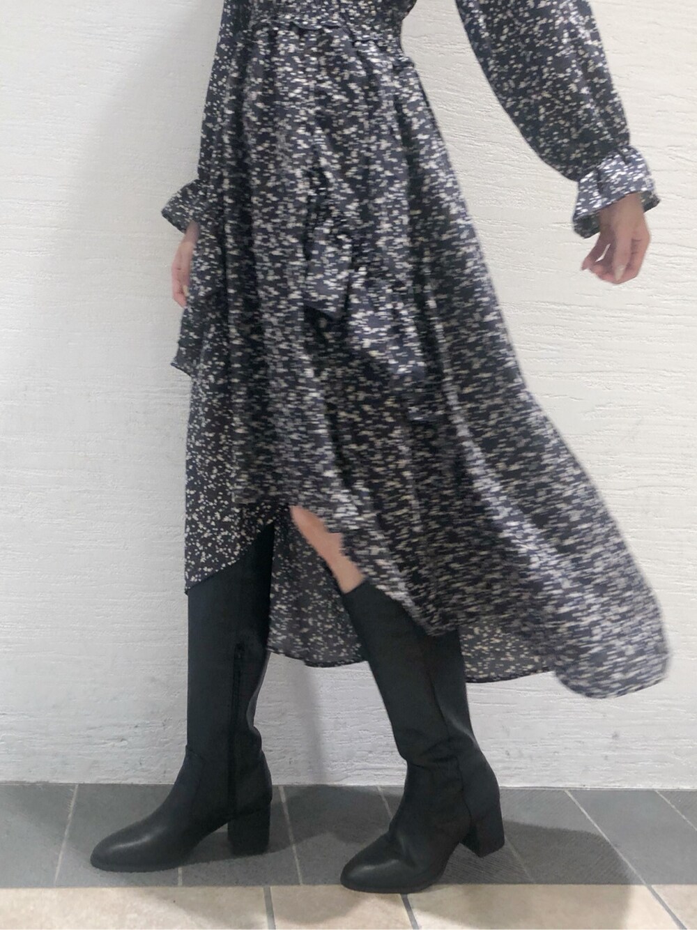 ブラック系のライダースジャケット、ブルー系のワンピース、ブラック系のブーツを着用したレディースの秋コーディネートの4枚目の写真