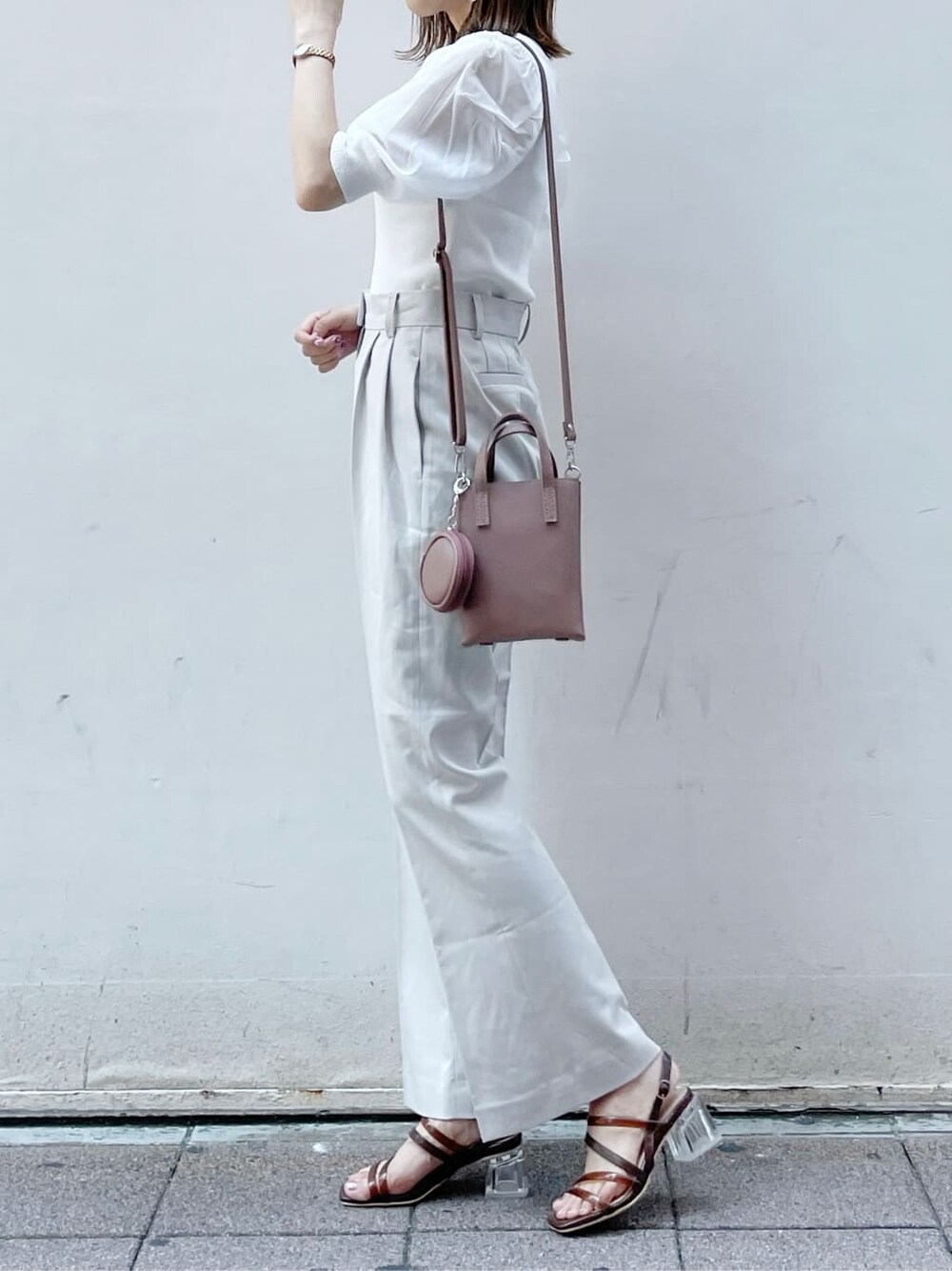 ブラウン系のハンドバッグ、ブラウン系のサンダル、ブラウン系のサンダルを着用したレディースの夏コーディネートの2枚目の写真