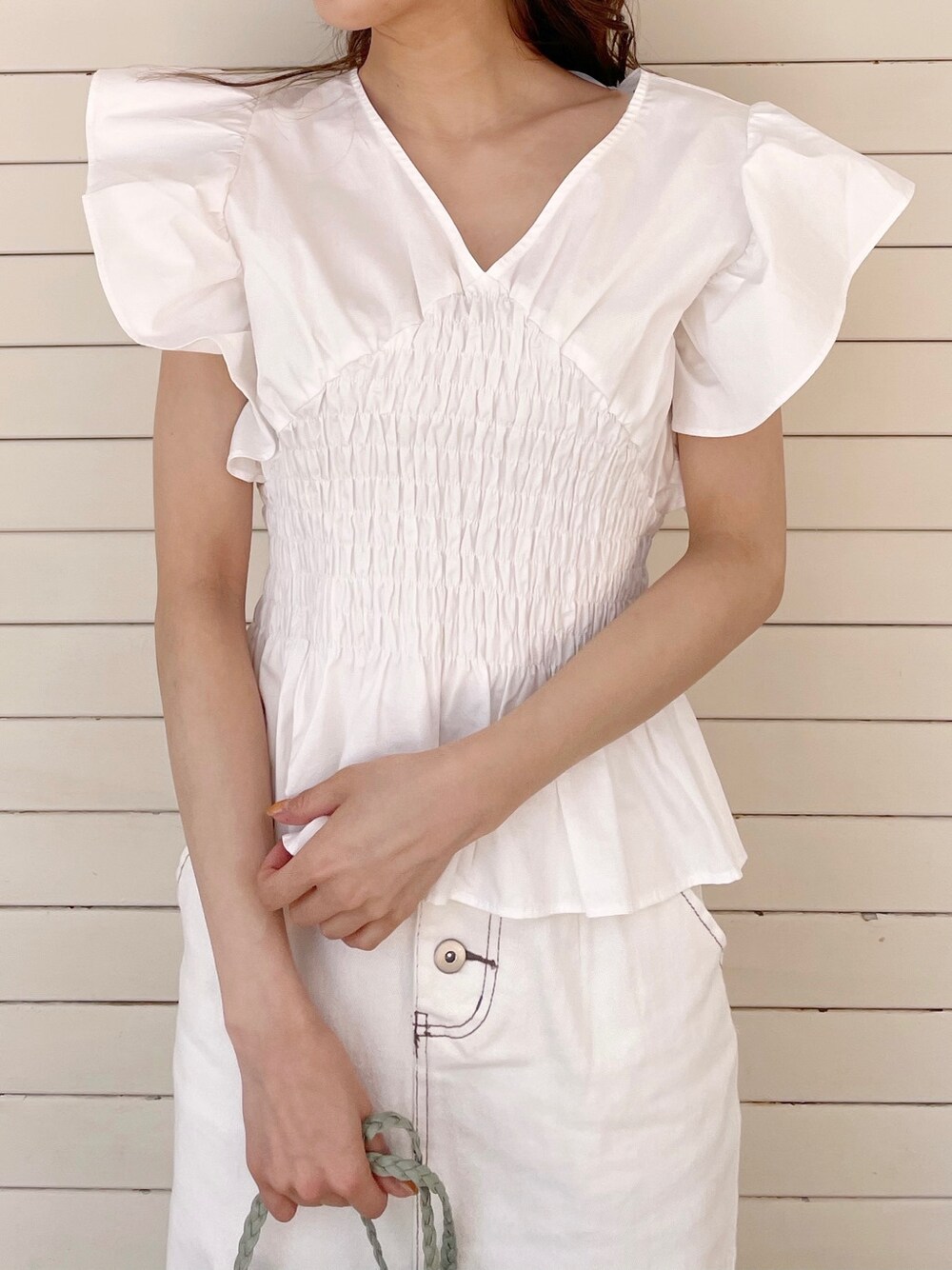 ホワイト系のシャツ/ブラウス、グリーン系のショルダーバッグ、ホワイト系のスカートを着用したレディースの春コーディネートの6枚目の写真