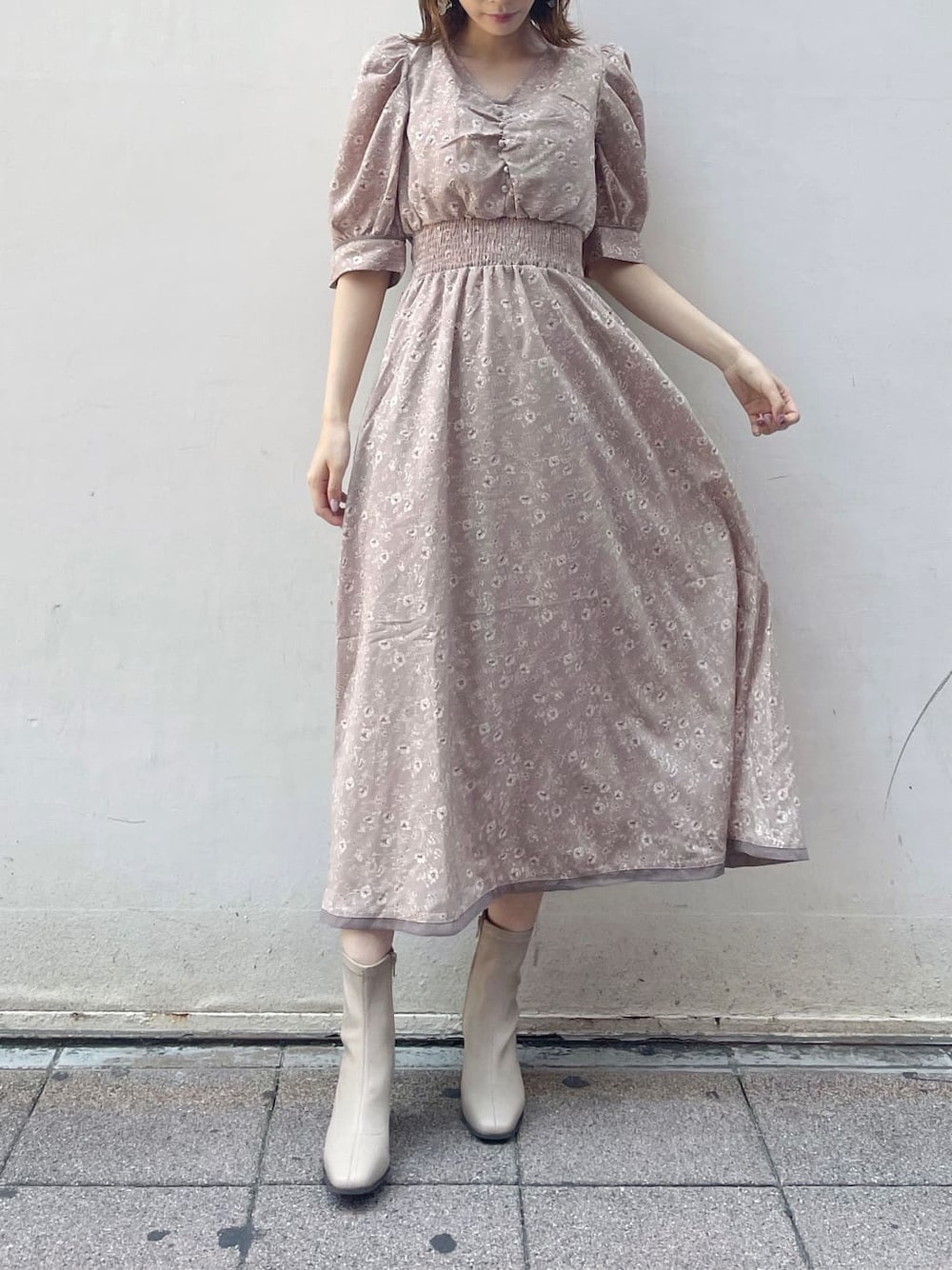 ピンク系のワンピース、ベージュ系のブーツを着用したレディースの夏コーディネートの2枚目の写真