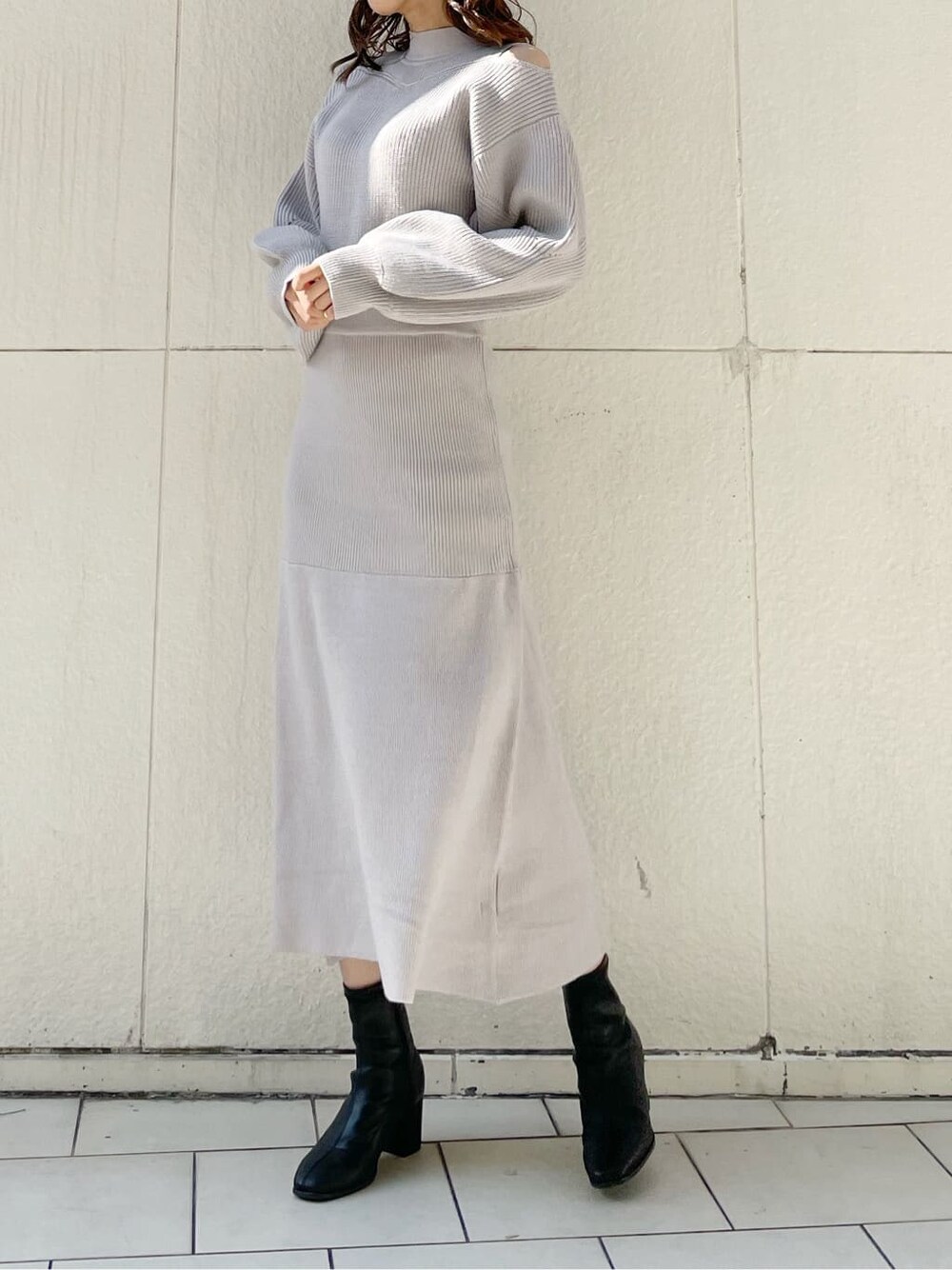 グレー系のブルゾン、ブラック系のブーツ、グレー系のワンピースを着用したレディースの秋コーディネートの6枚目の写真