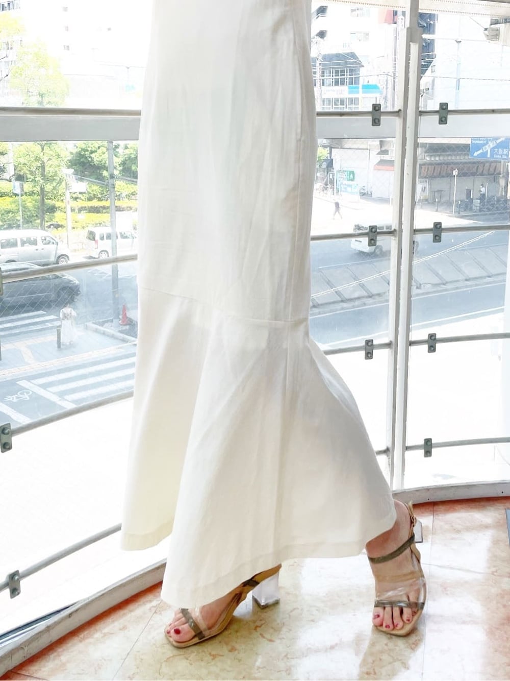 ホワイト系のワンピース、その他のサンダル、オレンジ系のニット/セーターを着用したレディースの夏コーディネートの10枚目の写真