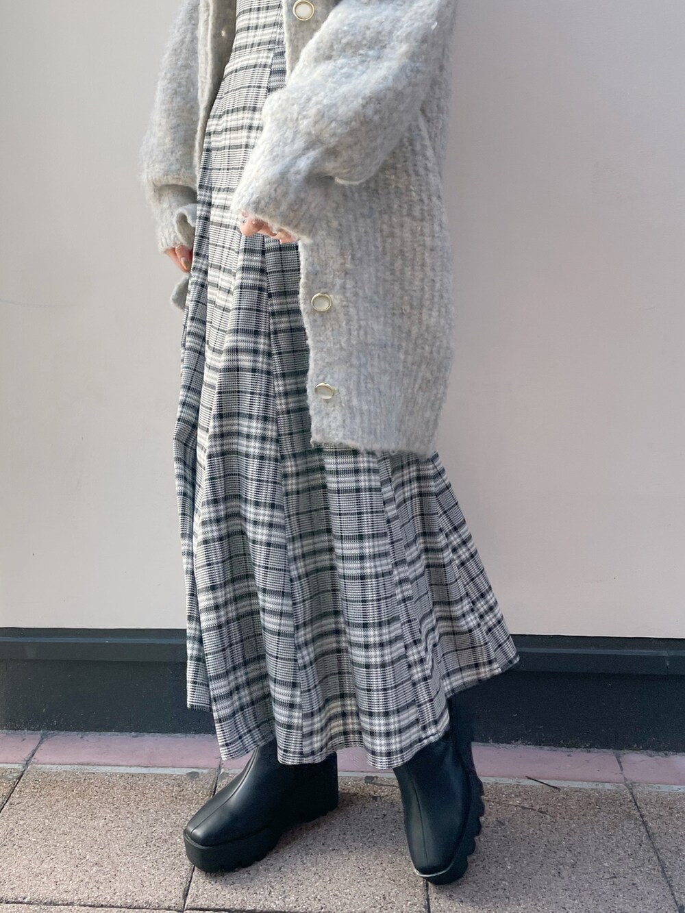 ブルー系のカーディガン/ボレロ、グレー系のワンピース、ブラック系のブーツを着用したレディースの冬コーディネートの7枚目の写真