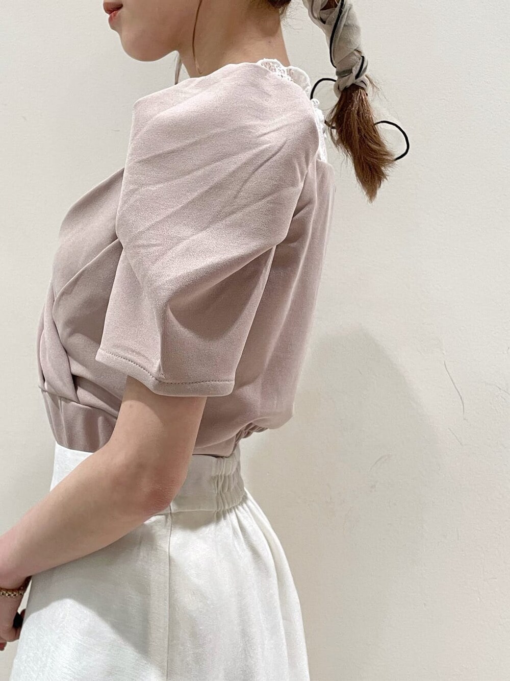 パープル系のサンダル、ベージュ系のスカート、ピンク系のTシャツ/カットソーを着用したレディースの春コーディネートの5枚目の写真