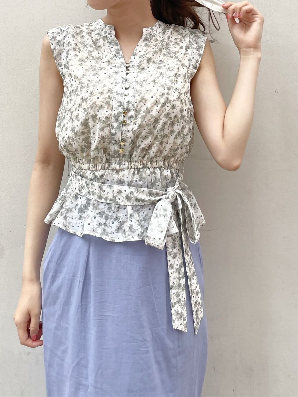 その他のTシャツ/カットソー、ブルー系のスカート、ベージュ系のサンダルを着用したレディースの夏コーディネートの5枚目の写真