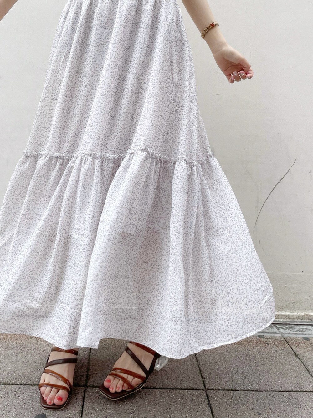 ベージュ系のブルゾン、ホワイト系のワンピース、ブラウン系のサンダルを着用したレディースの春コーディネートの4枚目の写真