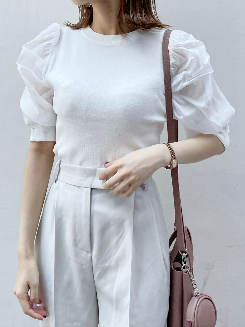 ブラウン系のハンドバッグ、ブラウン系のサンダル、ブラウン系のサンダルを着用したレディースの夏コーディネートの5枚目の写真