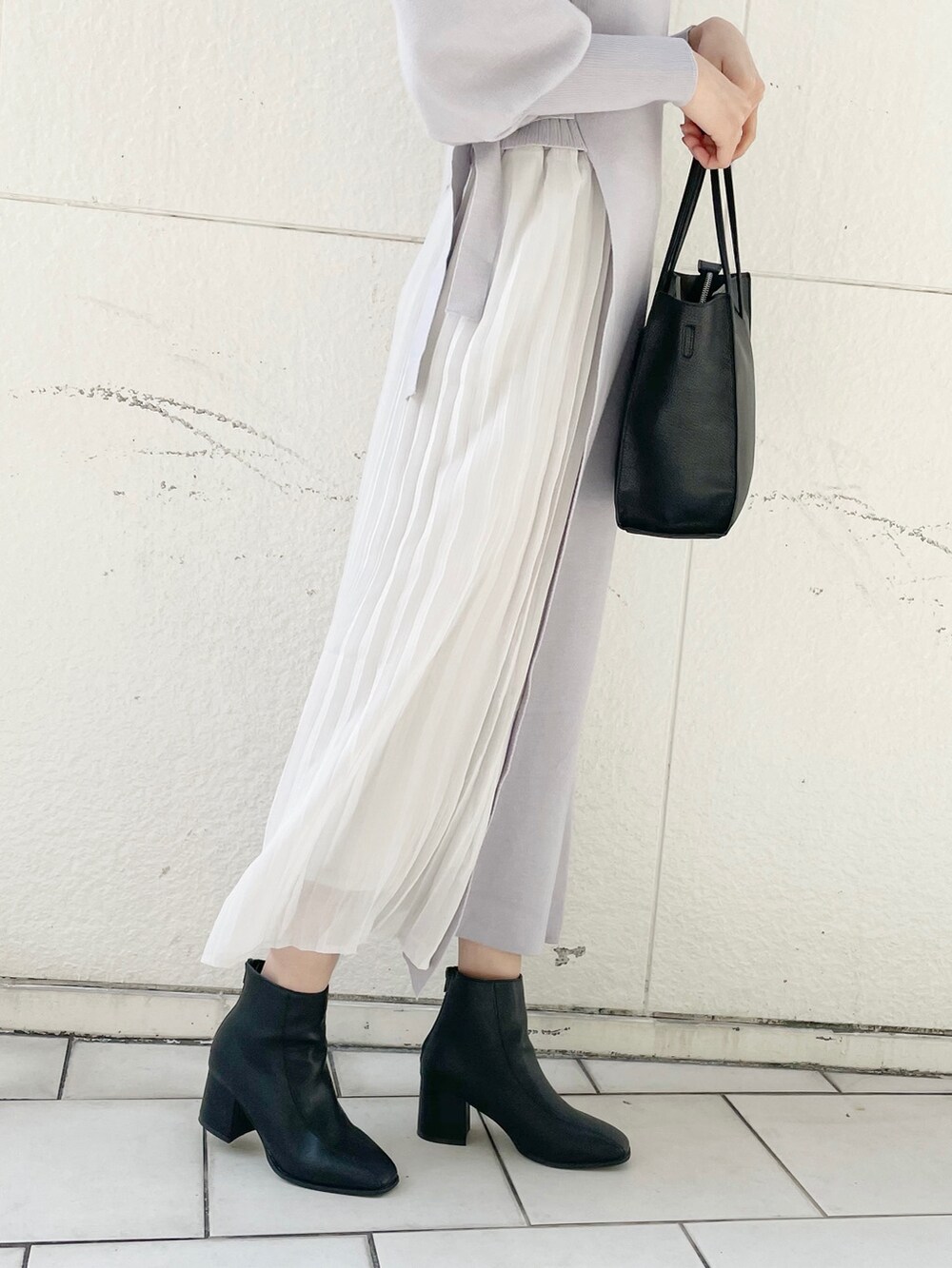 ブラック系のブーツ、ブラック系のハンドバッグ、グレー系のワンピースを着用したレディースの冬コーディネートの8枚目の写真