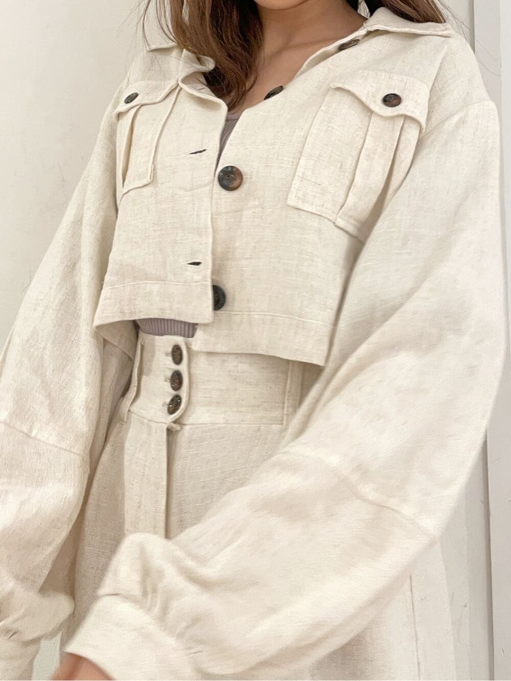 ベージュ系のシャツ/ブラウス、ベージュ系のその他パンツ、ベージュ系のニット/セーターを着用したレディースの春コーディネートの5枚目の写真