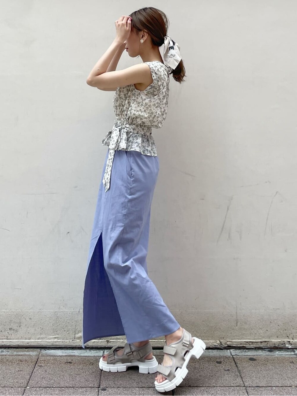 その他のTシャツ/カットソー、ブルー系のスカート、ベージュ系のサンダルを着用したレディースの夏コーディネートの2枚目の写真