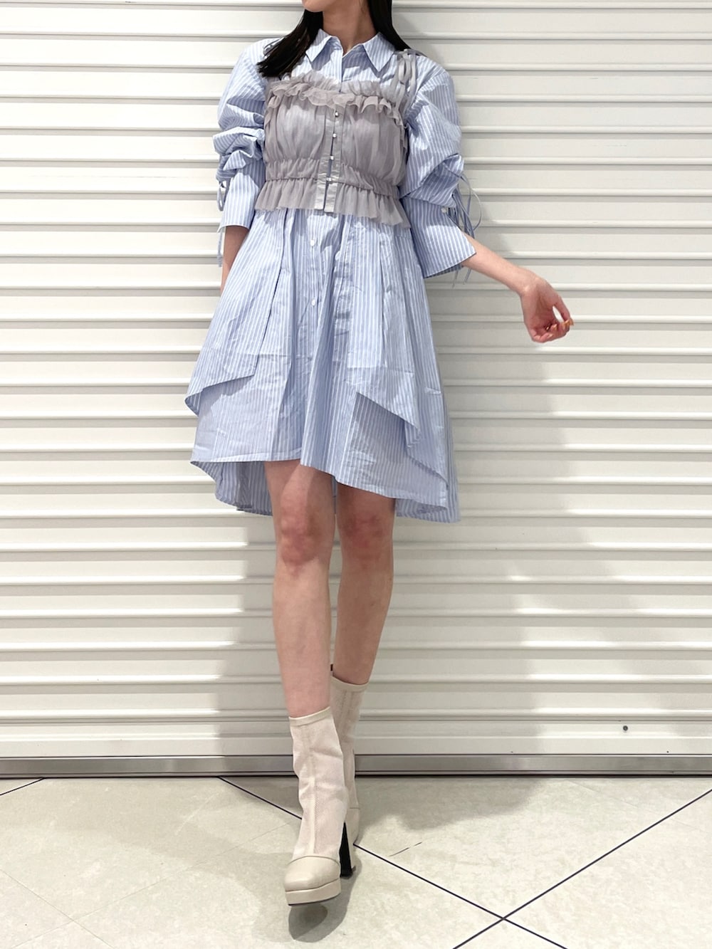 「dazzlin、ダズリン、シャツワンピース、ストライプシャツ、ビスチェ、メッシュブーツ、春コーデ、チュールビスチェ、青コーデ」｜「dazzlinのシアーショートブーツ（ブーツ、ホワイト系）」を使った、maiさん（レディース・160cm）の冬コーディネートの5枚目の写真