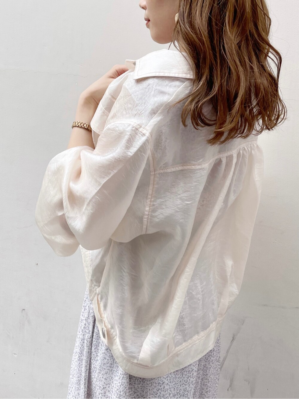 ベージュ系のブルゾン、ホワイト系のワンピース、ブラウン系のサンダルを着用したレディースの春コーディネートの7枚目の写真