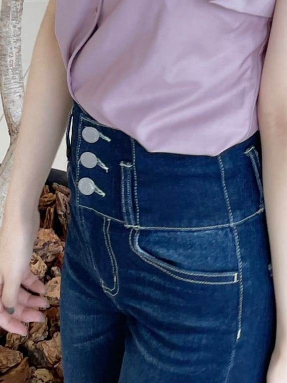 ピンク系のシャツ/ブラウス、ブラウン系のテーラードジャケット、ブラック系のパンプスを着用したレディースの秋コーディネートの8枚目の写真