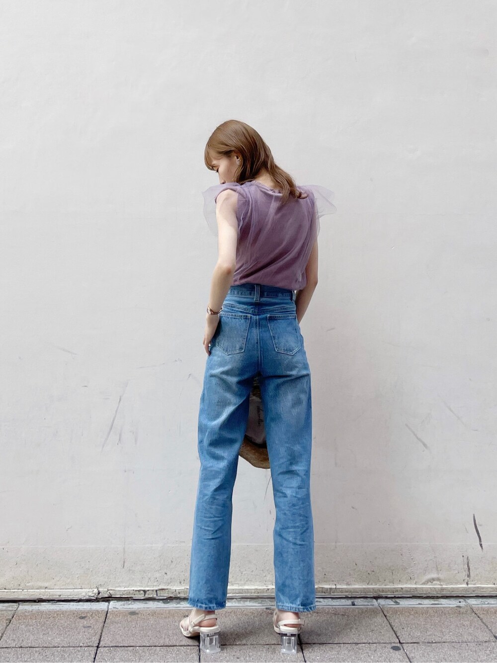 ブルー系のデニムパンツ、ピンク系のニット/セーター、その他のサンダルを着用したレディースの春コーディネートの3枚目の写真