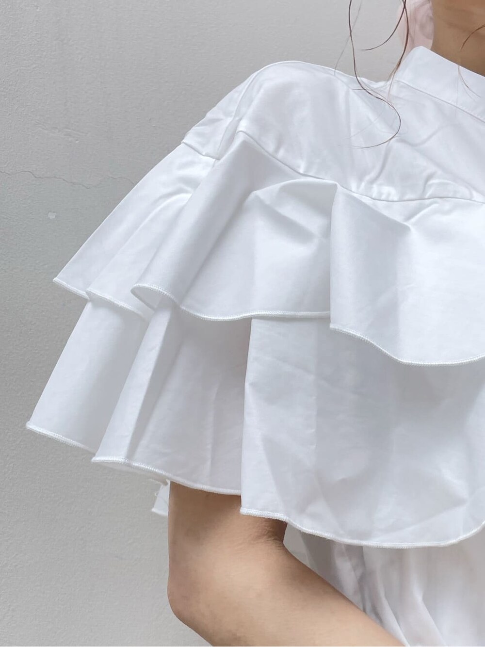 ホワイト系のパンプス、ホワイト系のショルダーバッグ、ホワイト系のシャツ/ブラウスを着用したレディースの春コーディネートの7枚目の写真