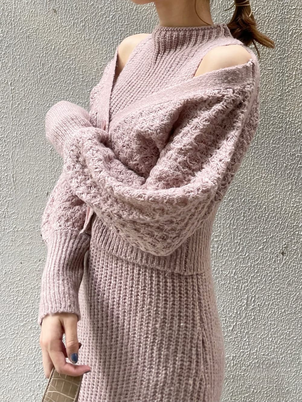 ベージュ系のワンピース、ブラック系のブーツ、ベージュ系のハンドバッグを着用したレディースの秋コーディネートの6枚目の写真