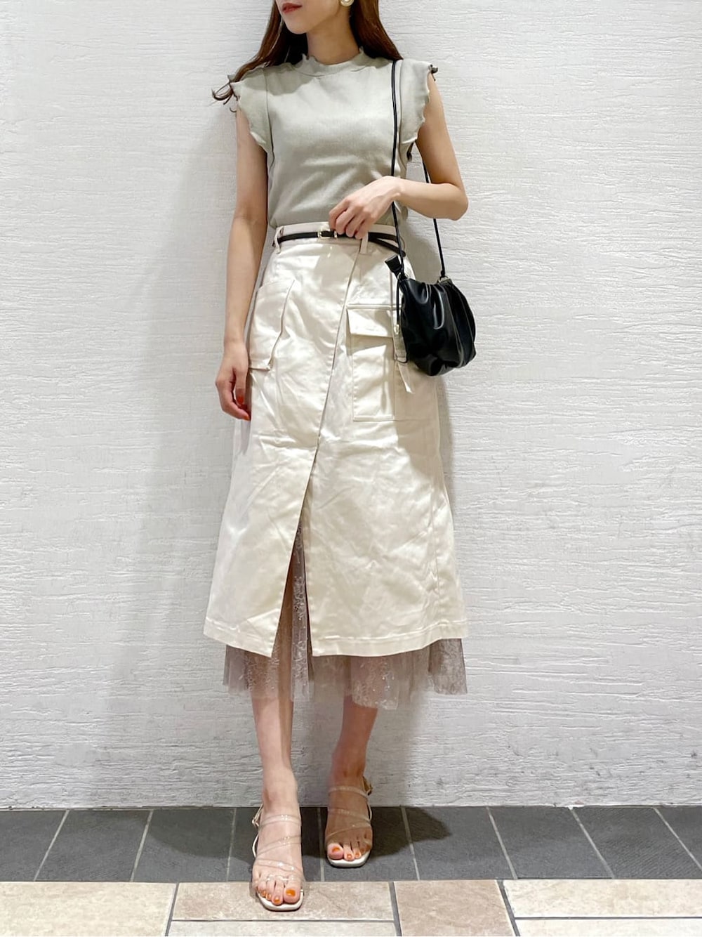 その他のサンダル、ホワイト系のスカート、その他のサンダルを着用したレディースの夏コーディネートの2枚目の写真