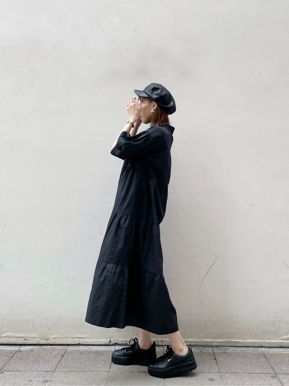 ブラック系のワンピース、ブラック系のその他シューズ、ブラック系のキャスケットを着用したレディースの秋コーディネートの2枚目の写真