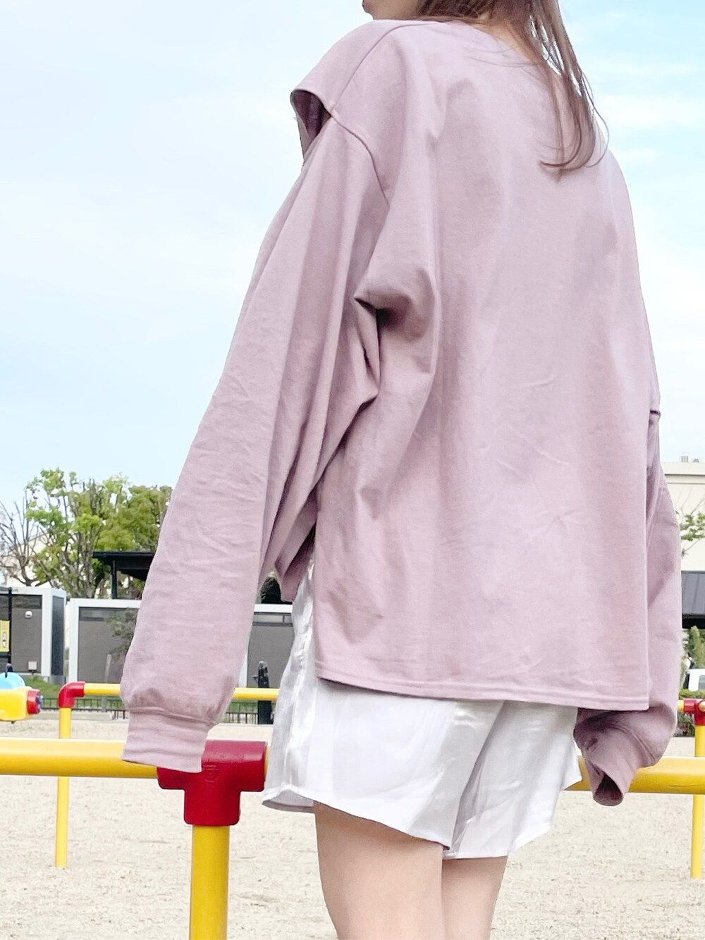 ホワイト系のスニーカー、パープル系のTシャツ/カットソー、パープル系のその他パンツを着用したレディースの春コーディネートの3枚目の写真