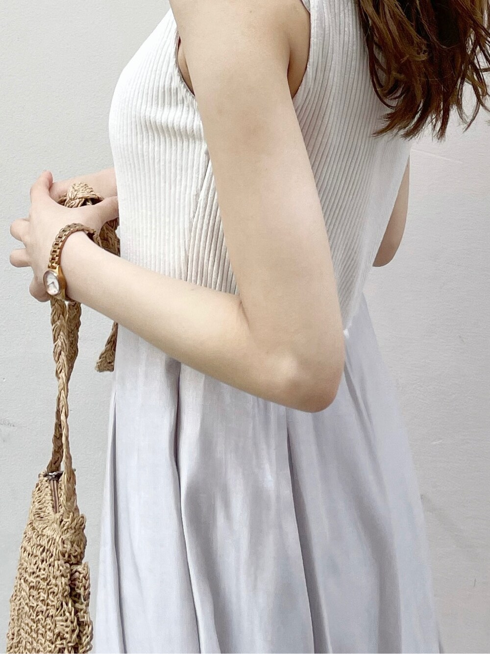 グレー系のワンピース、その他のサンダルを着用したレディースの春コーディネートの7枚目の写真