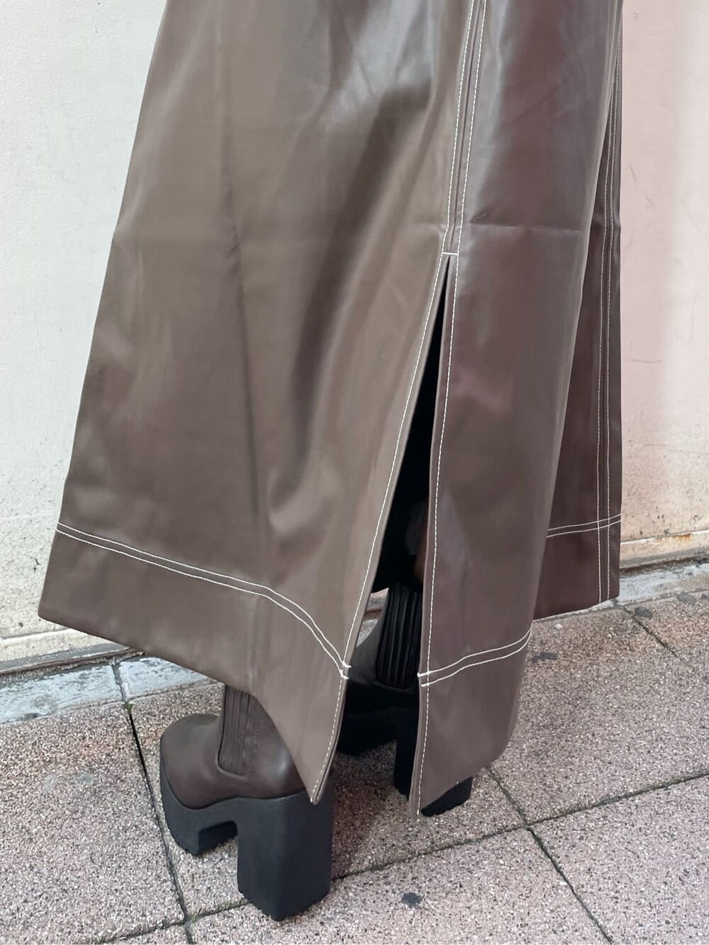 ブラウン系のワンピース、ブラウン系のブーツ、ベージュ系のシャツ/ブラウスを着用したレディースの冬コーディネートの10枚目の写真