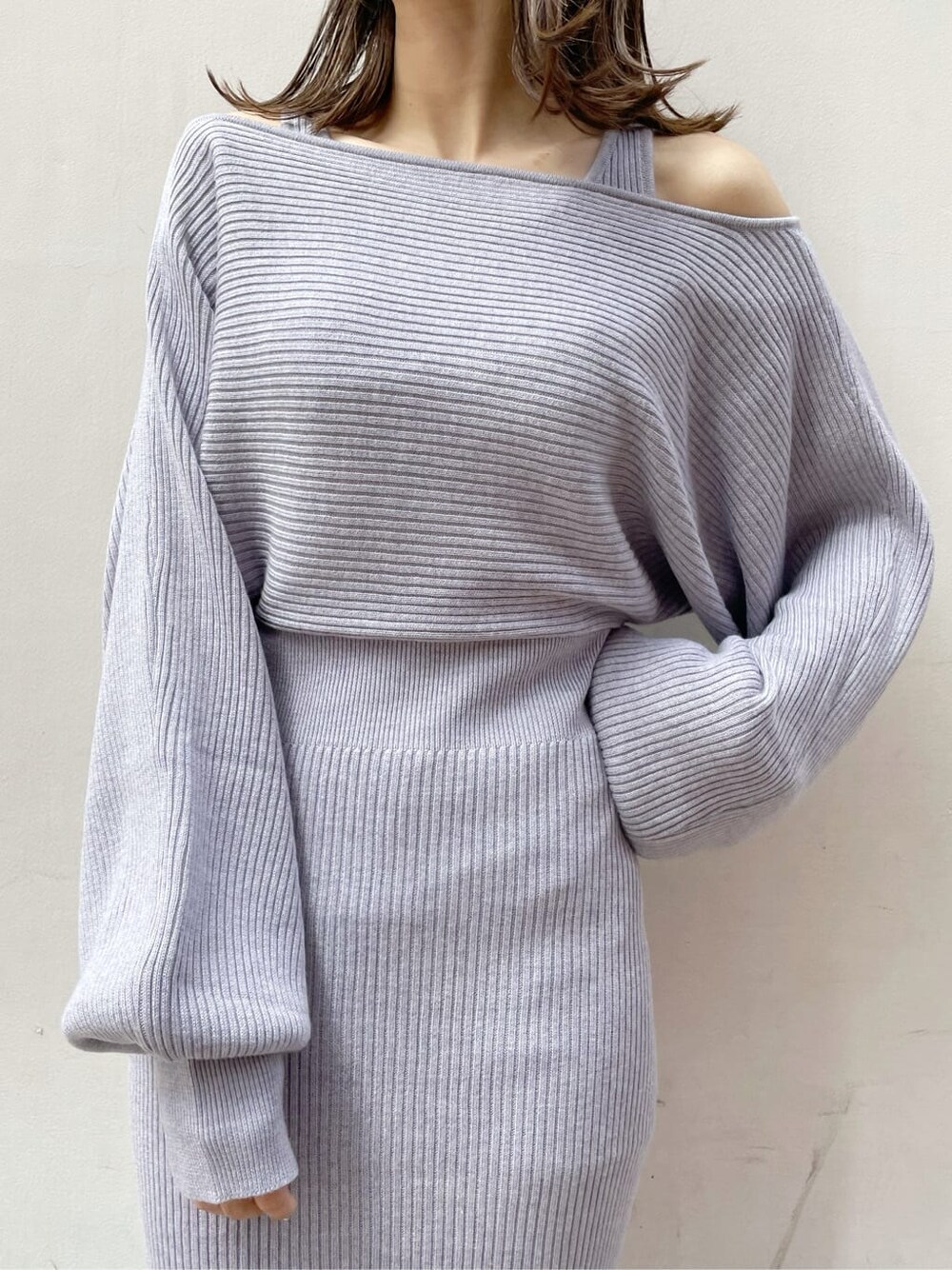 パープル系のワンピース、グレー系のブーツを着用したレディースの秋コーディネートの6枚目の写真