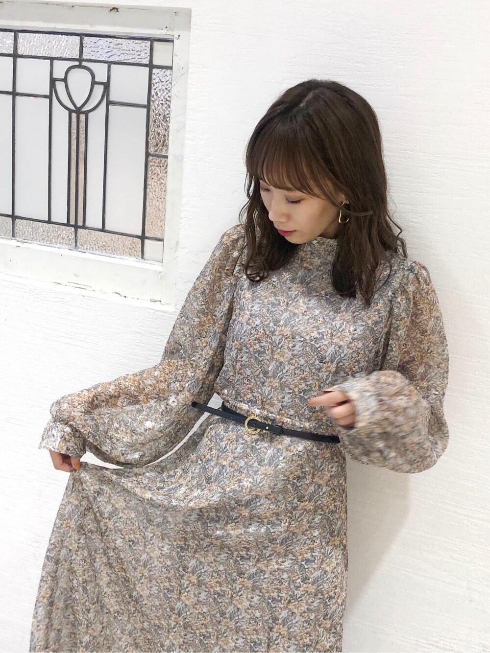ブラック系のパンプス、ブルー系のワンピース、ブラック系のベルトを着用したレディースの夏コーディネートの2枚目の写真