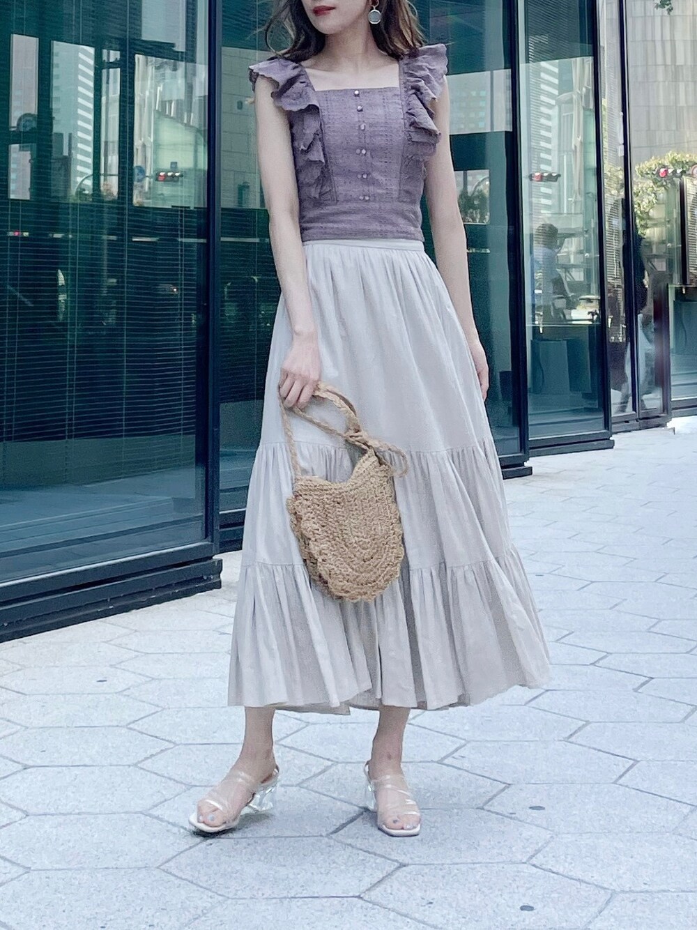 ベージュ系のシャツ/ブラウス、ベージュ系のスカート、その他のサンダルを着用したレディースの春コーディネートの2枚目の写真