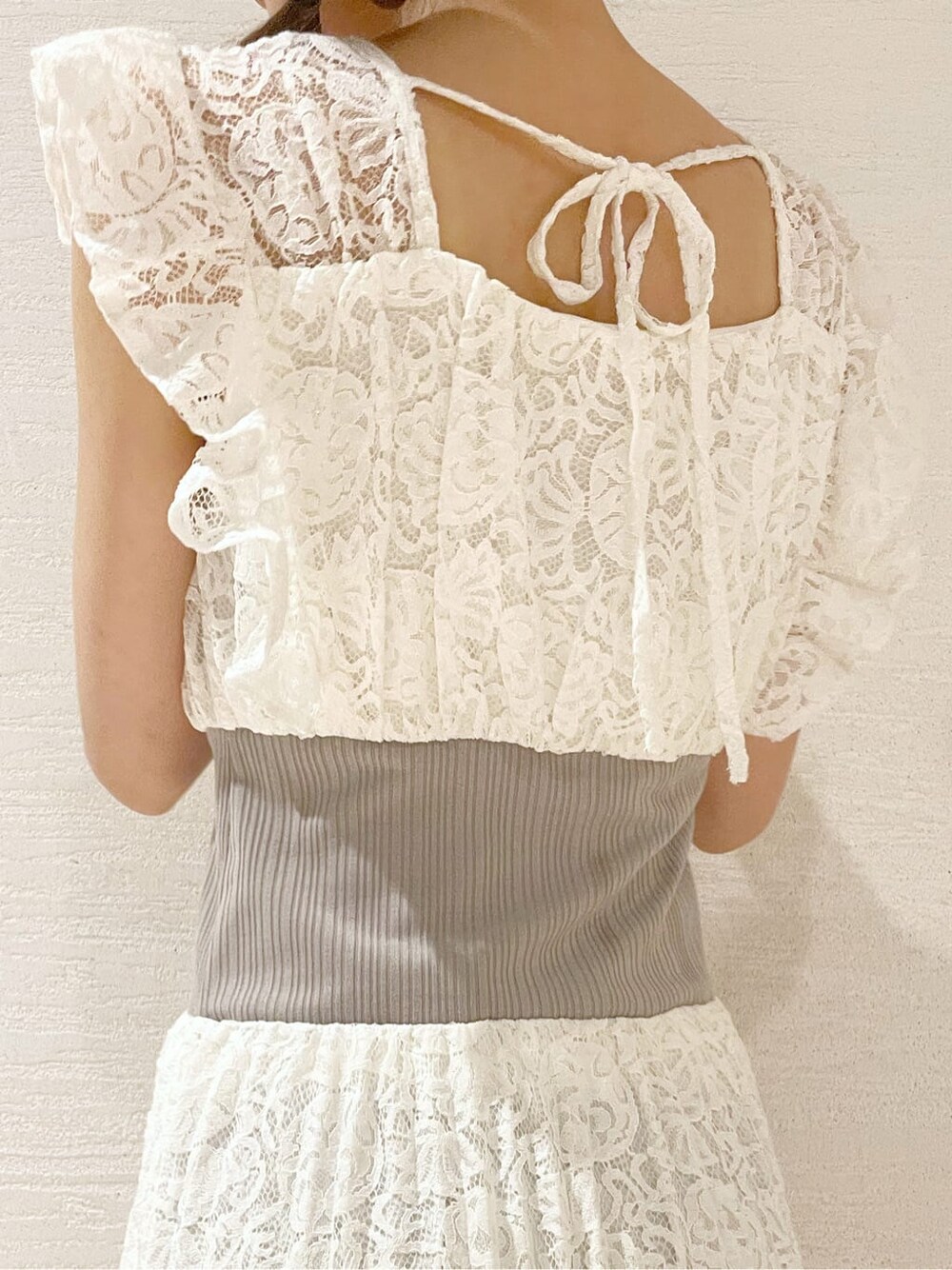 パープル系のサンダル、ホワイト系のワンピースを着用したレディースの春コーディネートの5枚目の写真