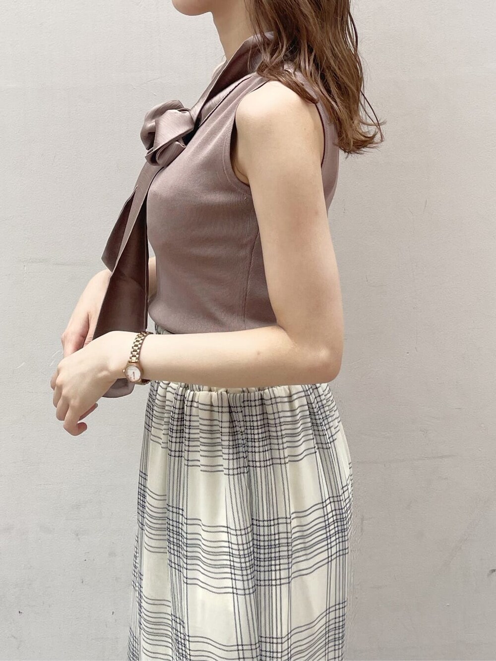 ブラウン系のサンダル、ベージュ系のニット/セーターを着用したレディースの夏コーディネートの6枚目の写真