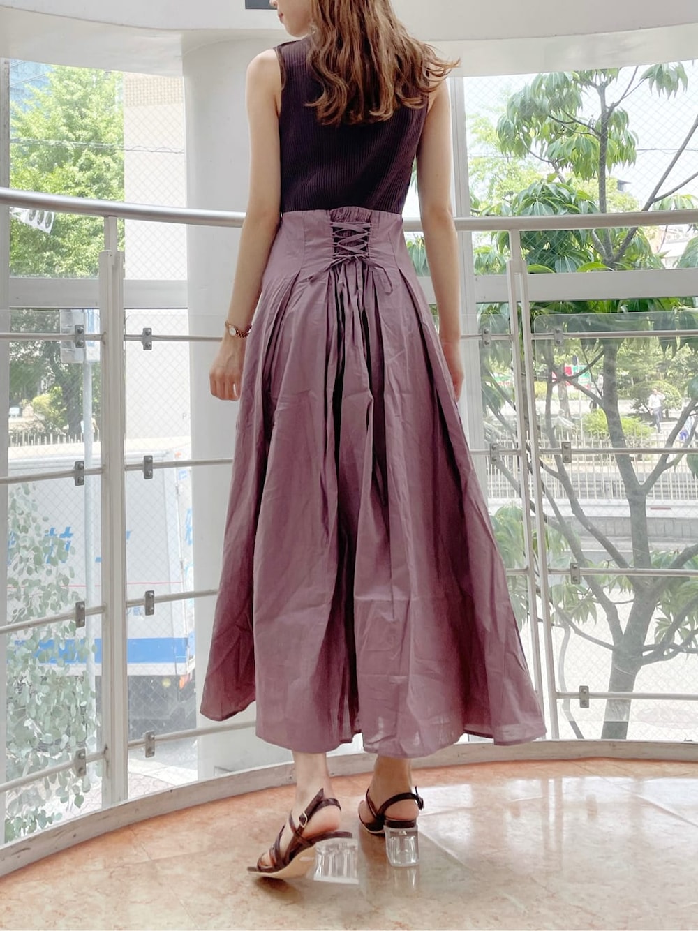 ブラウン系のサンダル、ブラウン系のワンピース、ブラウン系のサンダルを着用したレディースの夏コーディネートの4枚目の写真