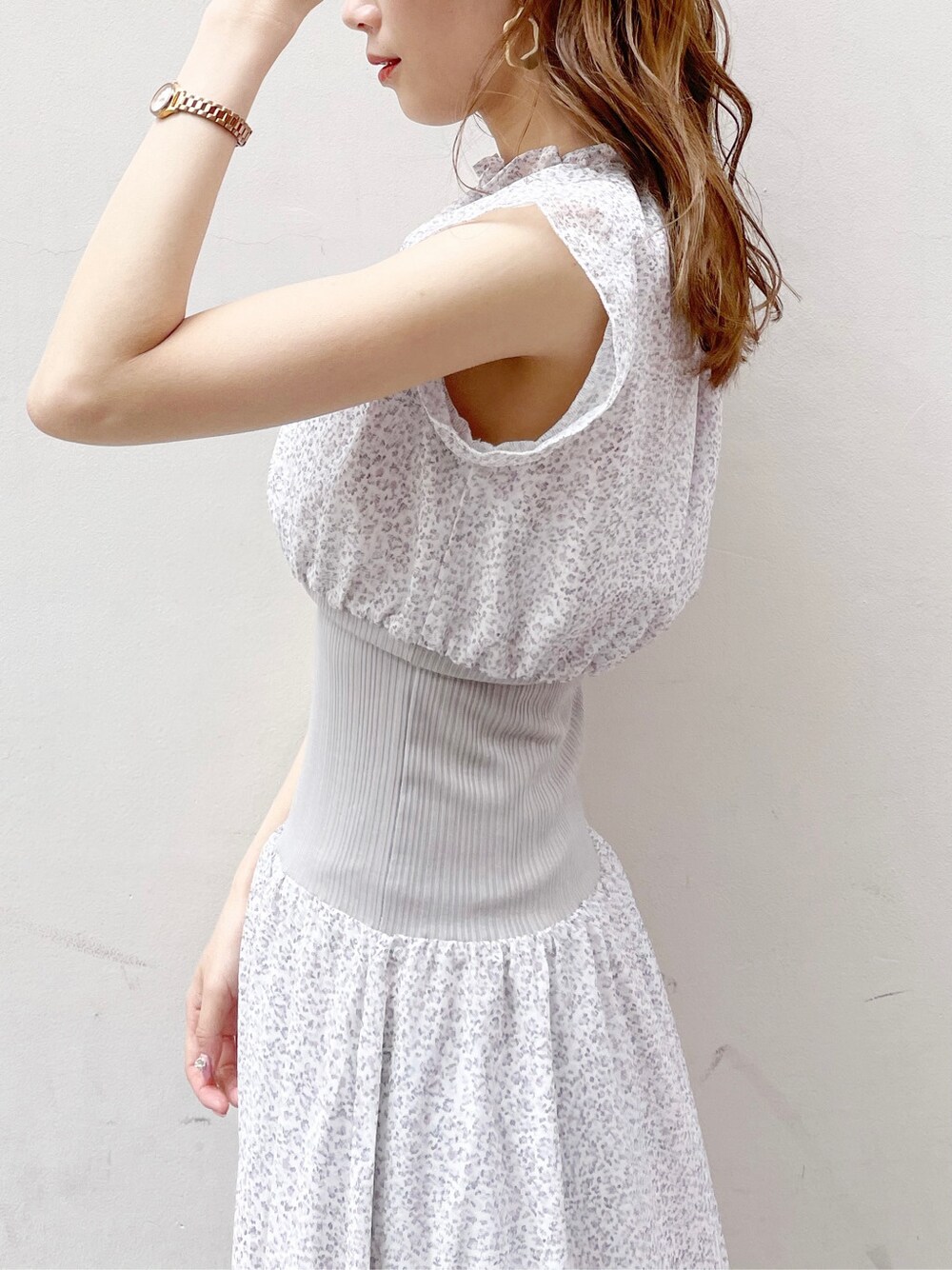 ベージュ系のブルゾン、ホワイト系のワンピース、ブラウン系のサンダルを着用したレディースの春コーディネートの5枚目の写真