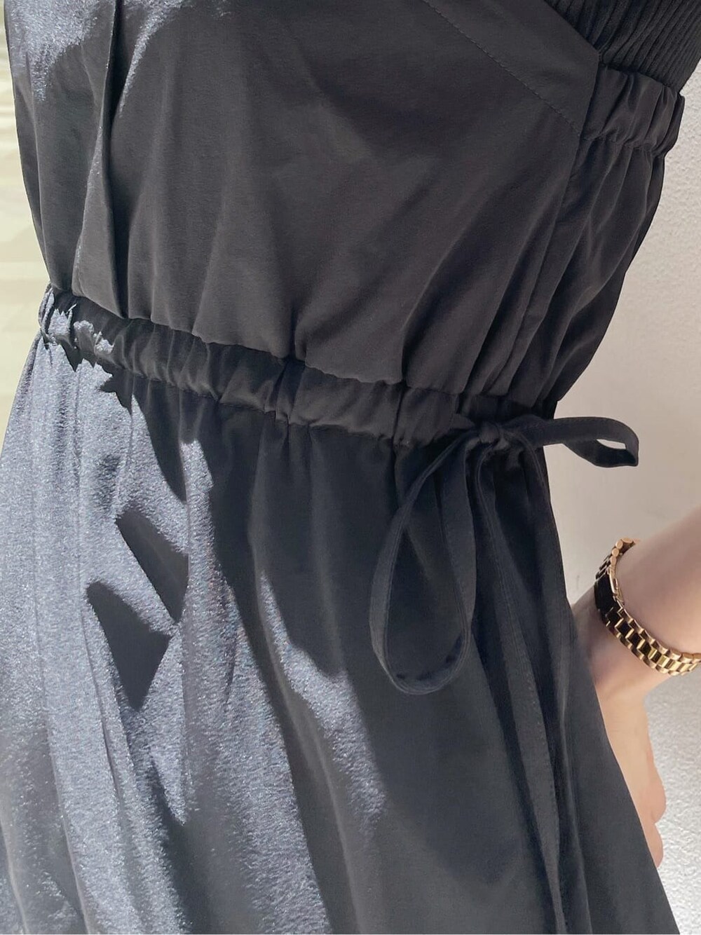 ブラック系のワンピース、ホワイト系のサンダルを着用したレディースの夏コーディネートの7枚目の写真