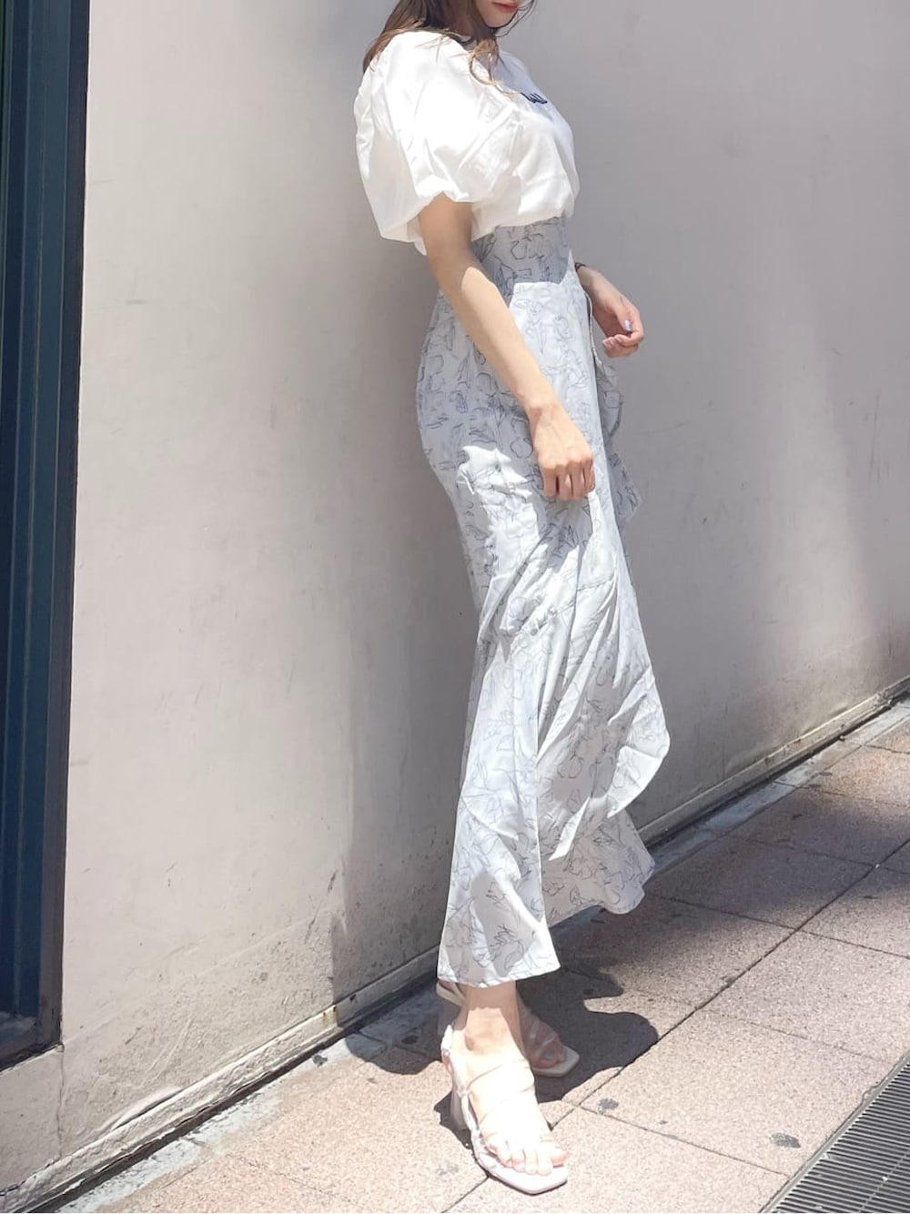 パープル系のサンダル、グレー系のスカート、ホワイト系のTシャツ/カットソーを着用したレディースの夏コーディネートの3枚目の写真