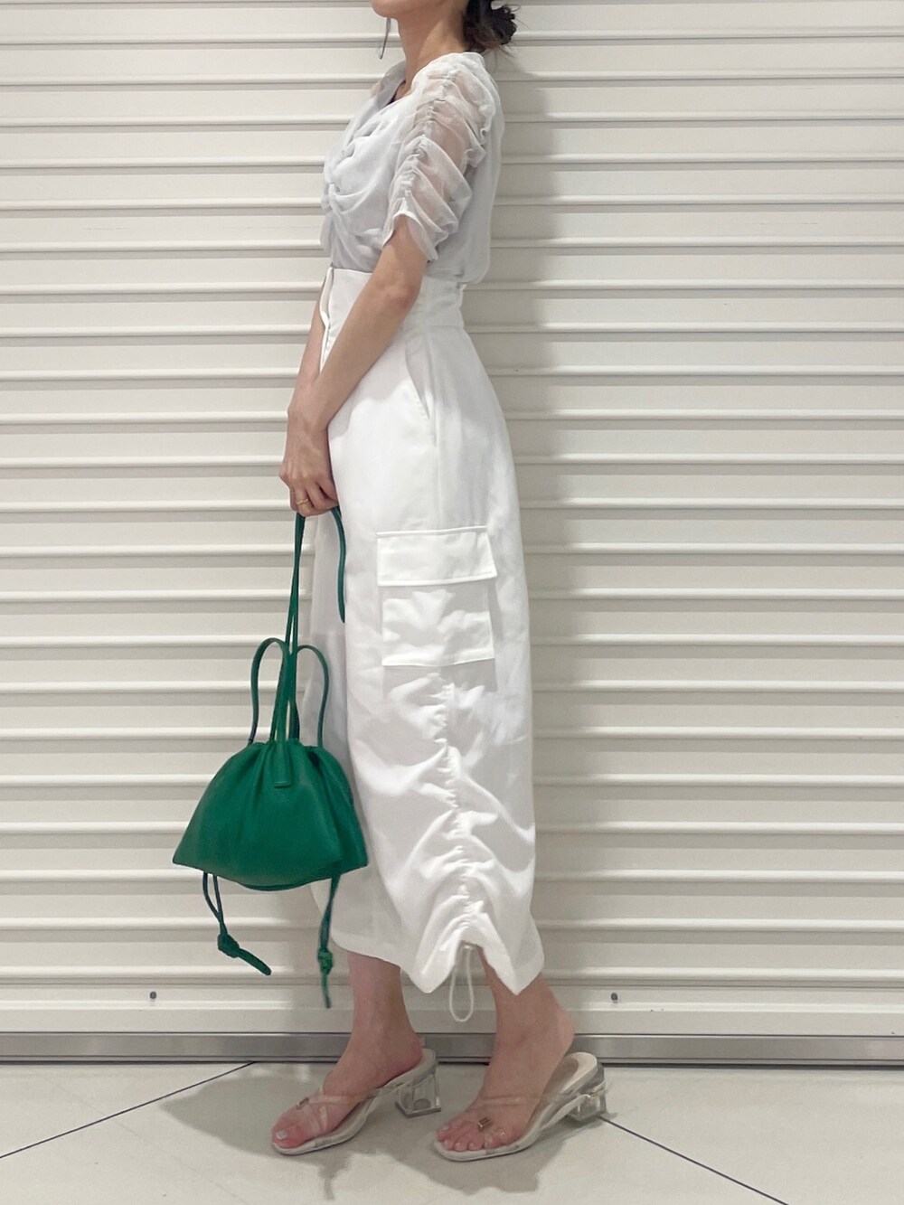 グレー系のシャツ/ブラウス、ホワイト系のサンダル、ホワイト系のスカートを着用したレディースの夏コーディネートの5枚目の写真