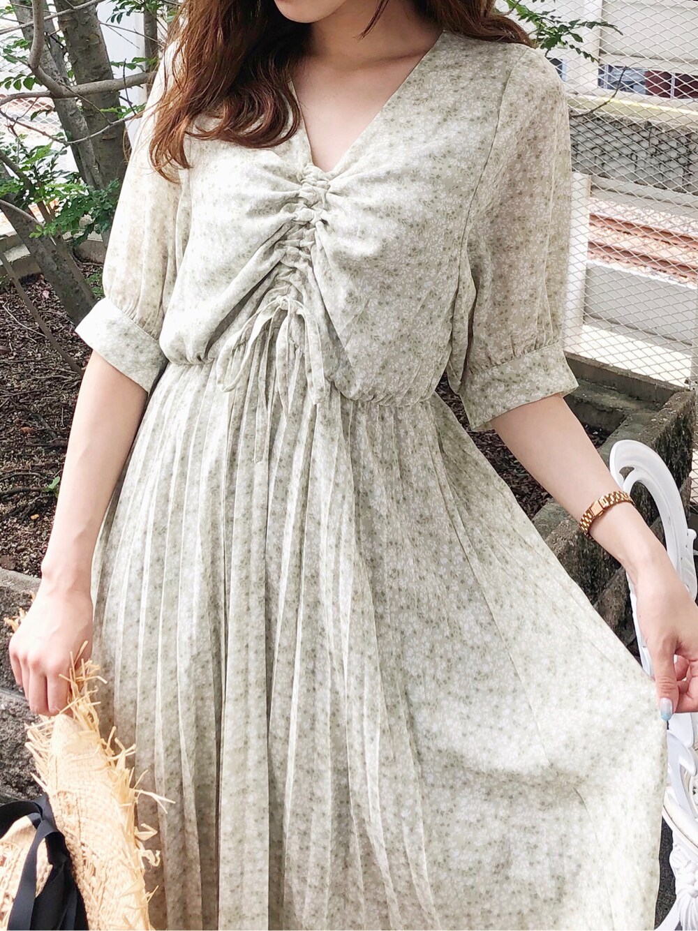 グリーン系のワンピース、ベージュ系のサンダル、ベージュ系のハットを着用したレディースの夏コーディネートの3枚目の写真