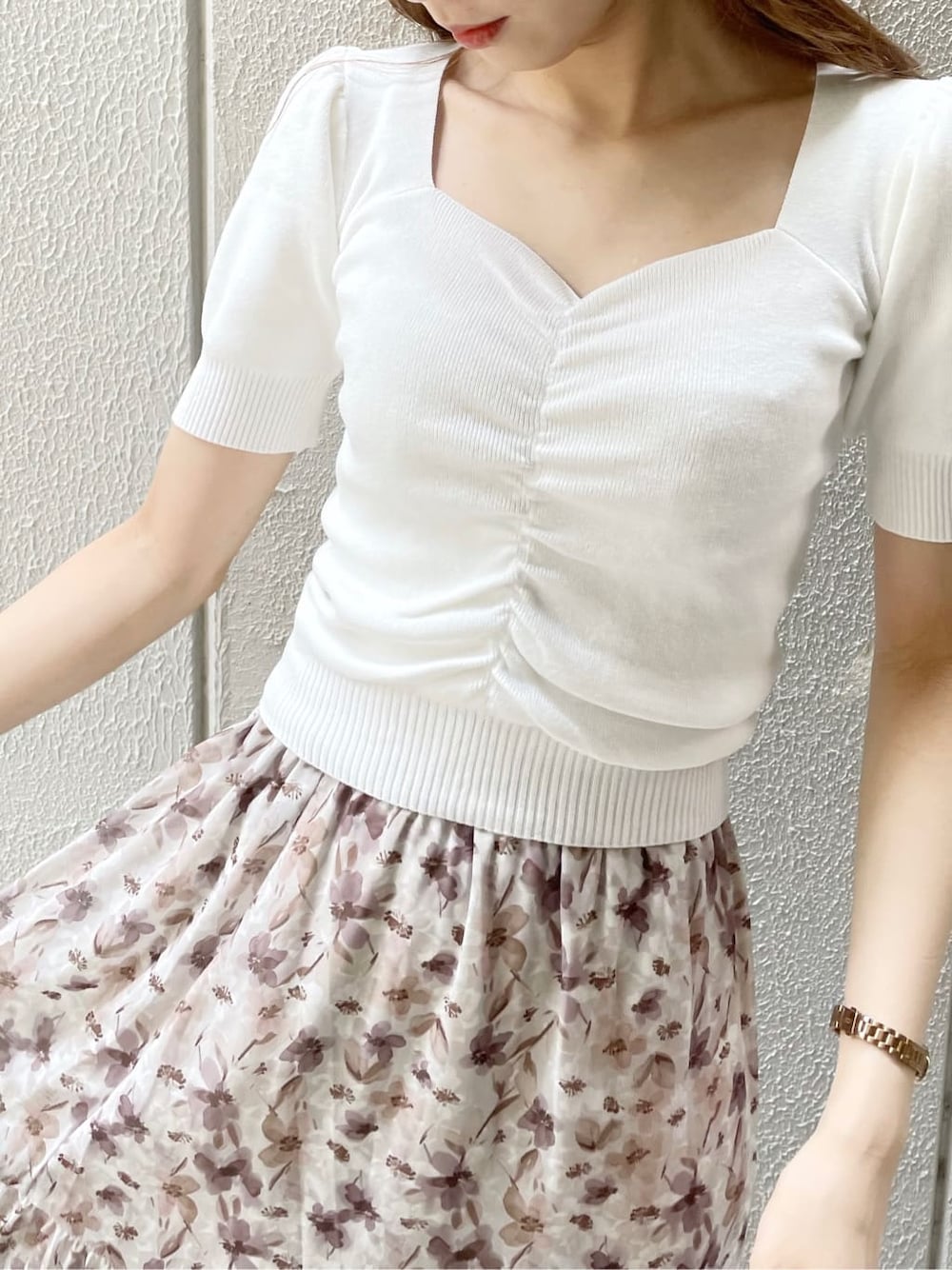 ベージュ系のサンダル、ホワイト系のニット/セーター、ホワイト系のニット/セーターを着用したレディースの夏コーディネートの5枚目の写真