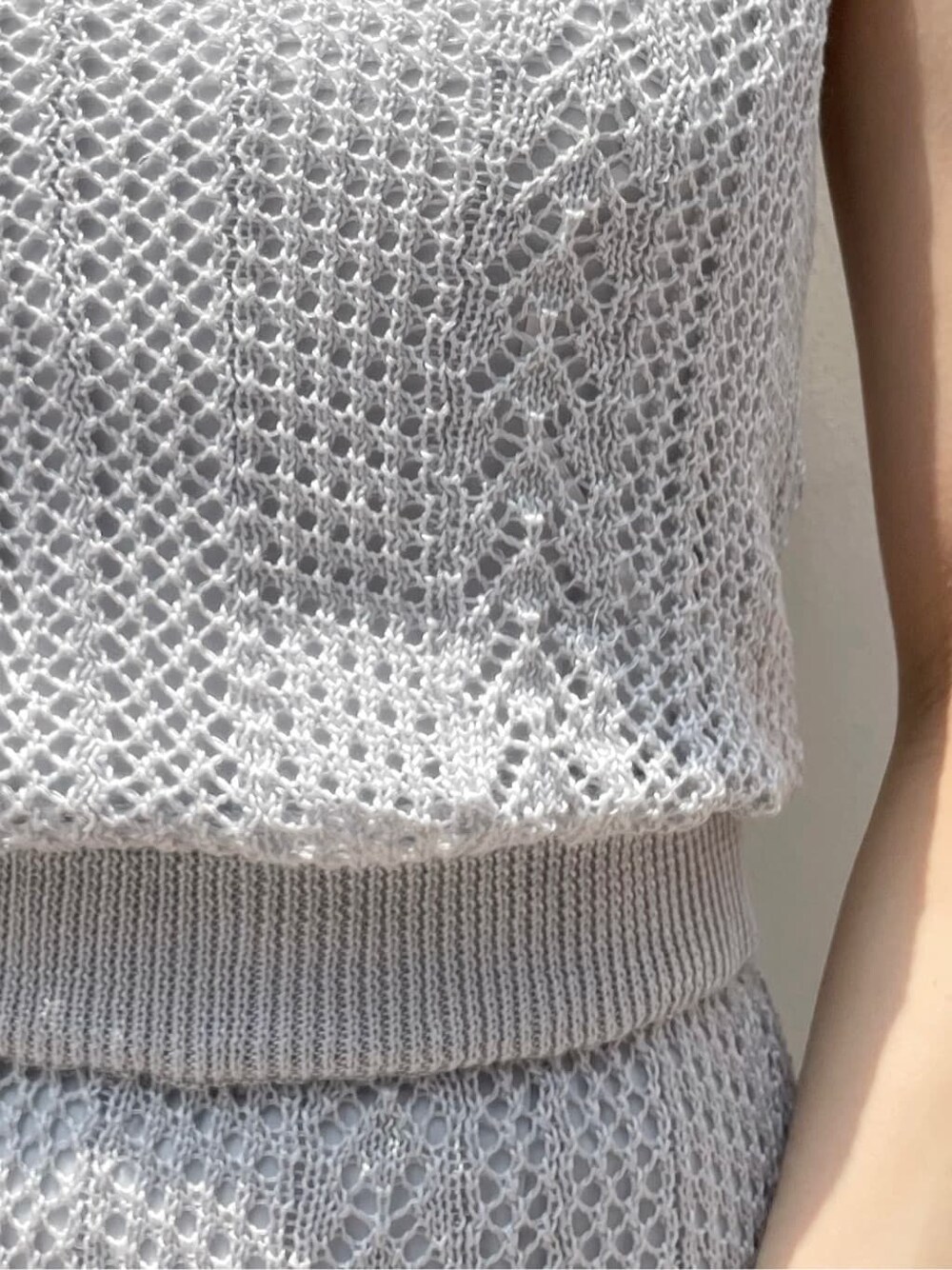 ブルー系のワンピース、その他のサンダル、その他のサンダルを着用したレディースの夏コーディネートの8枚目の写真