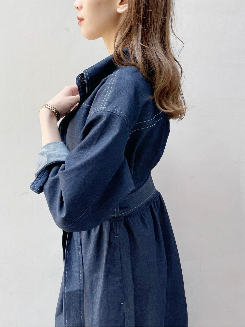 ブルー系のワンピース、ブルー系のスカート、ホワイト系のスニーカーを着用したレディースの春コーディネートの9枚目の写真