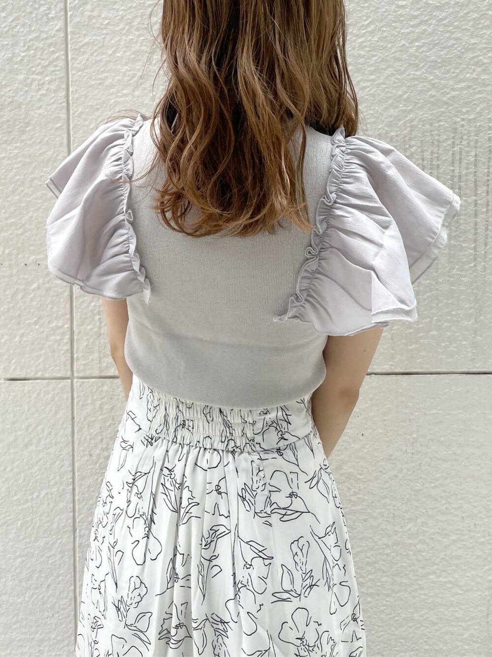 その他のサンダル、ホワイト系のスカート、ブラック系のハンドバッグを着用したレディースの夏コーディネートの6枚目の写真