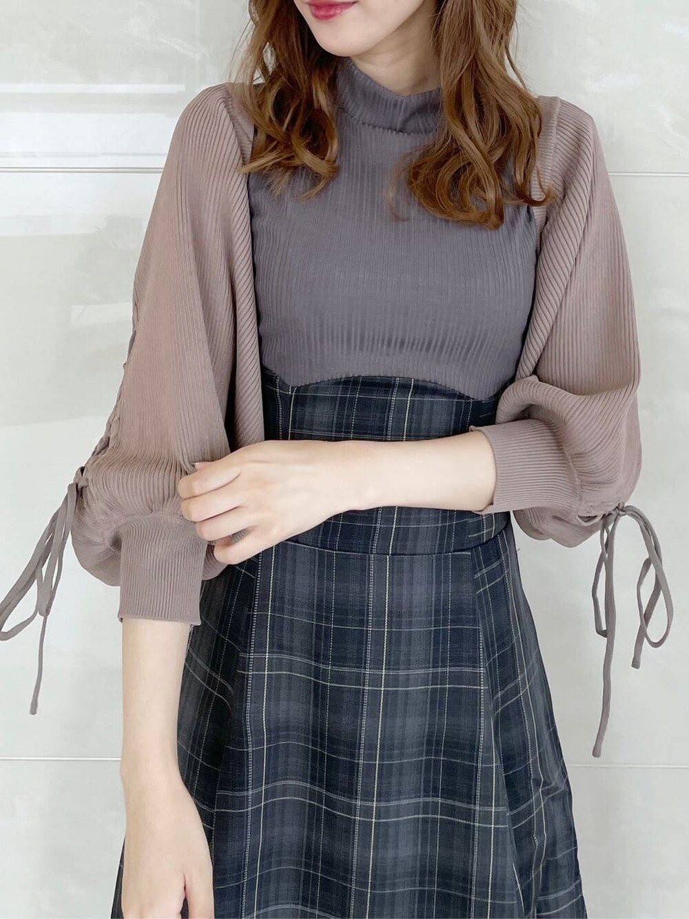 グレー系のワンピース、ブラック系のブーツ、ブラウン系のカーディガン/ボレロを着用したレディースの秋コーディネートの3枚目の写真