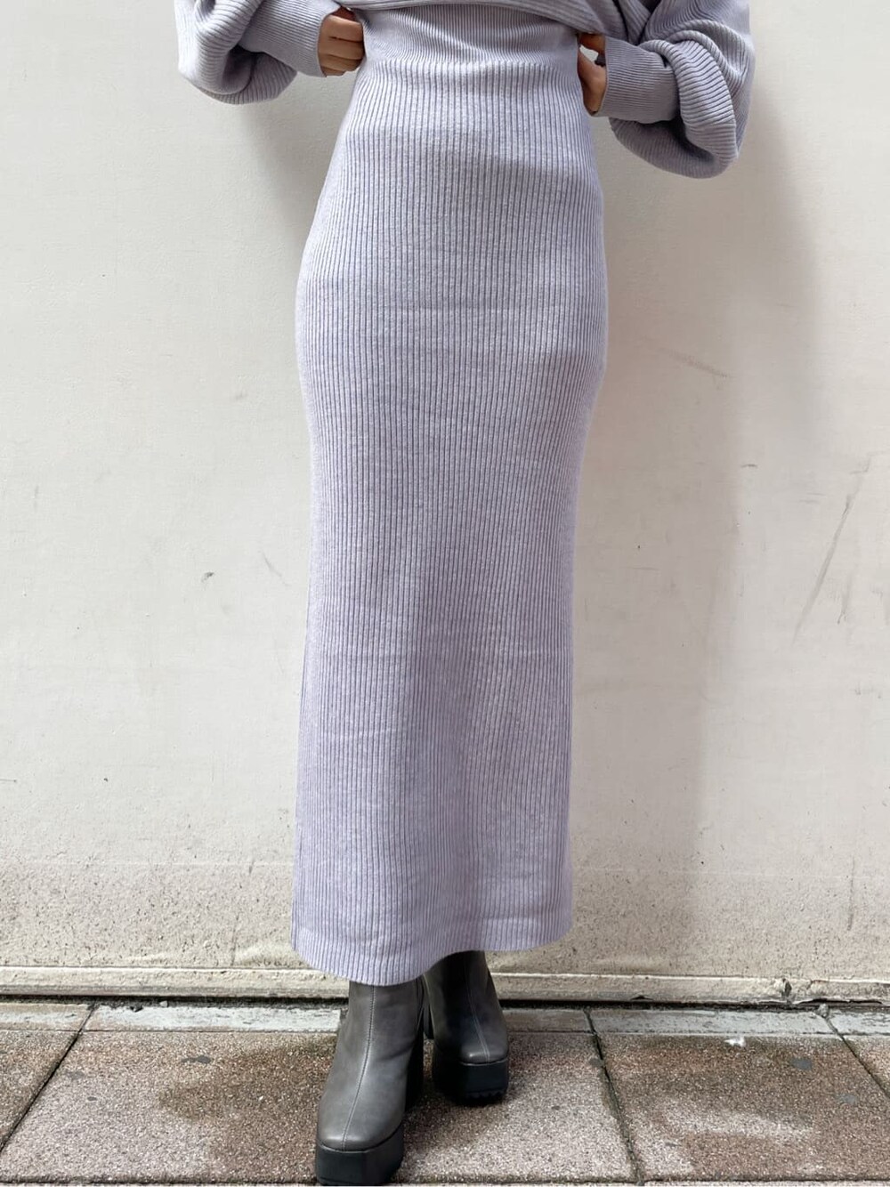 パープル系のワンピース、グレー系のブーツを着用したレディースの秋コーディネートの10枚目の写真