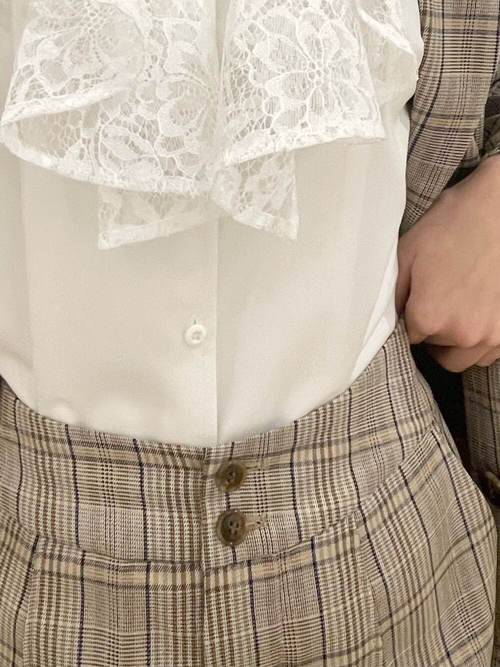 その他のテーラードジャケット、その他のその他パンツ、ホワイト系のシャツ/ブラウスを着用したレディースの冬コーディネートの8枚目の写真